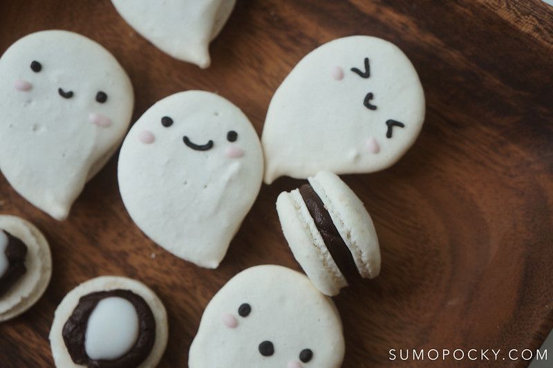 Dark Chocolate Peppermint Ghost Macarons - SideChef